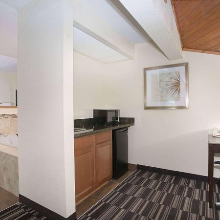 Americinn By Wyndham Mount Pleasant Екстериор снимка