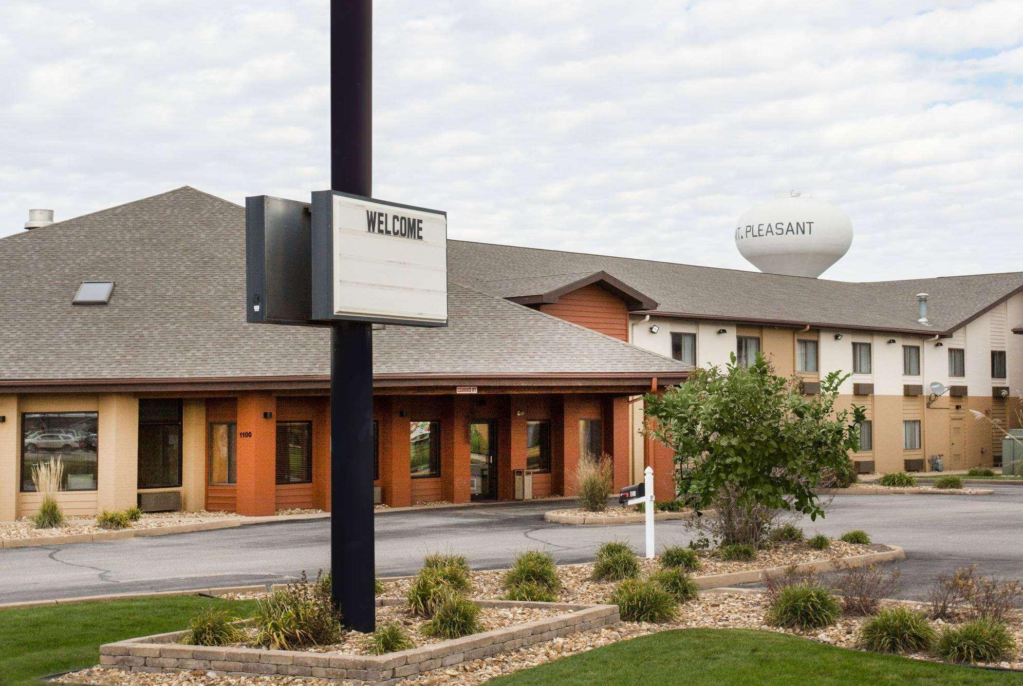 Americinn By Wyndham Mount Pleasant Екстериор снимка