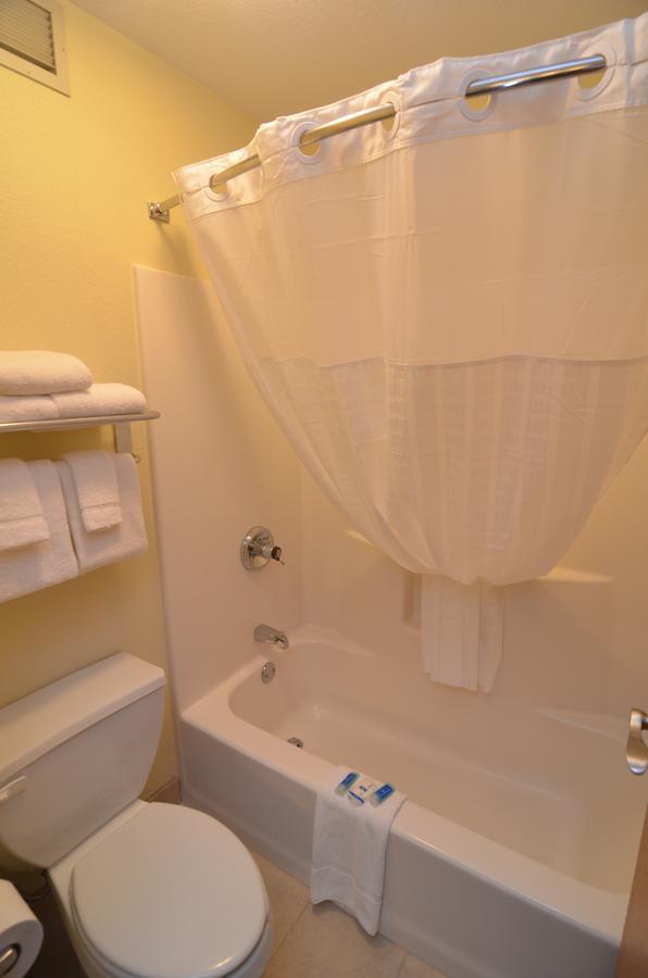 Americinn By Wyndham Mount Pleasant Екстериор снимка